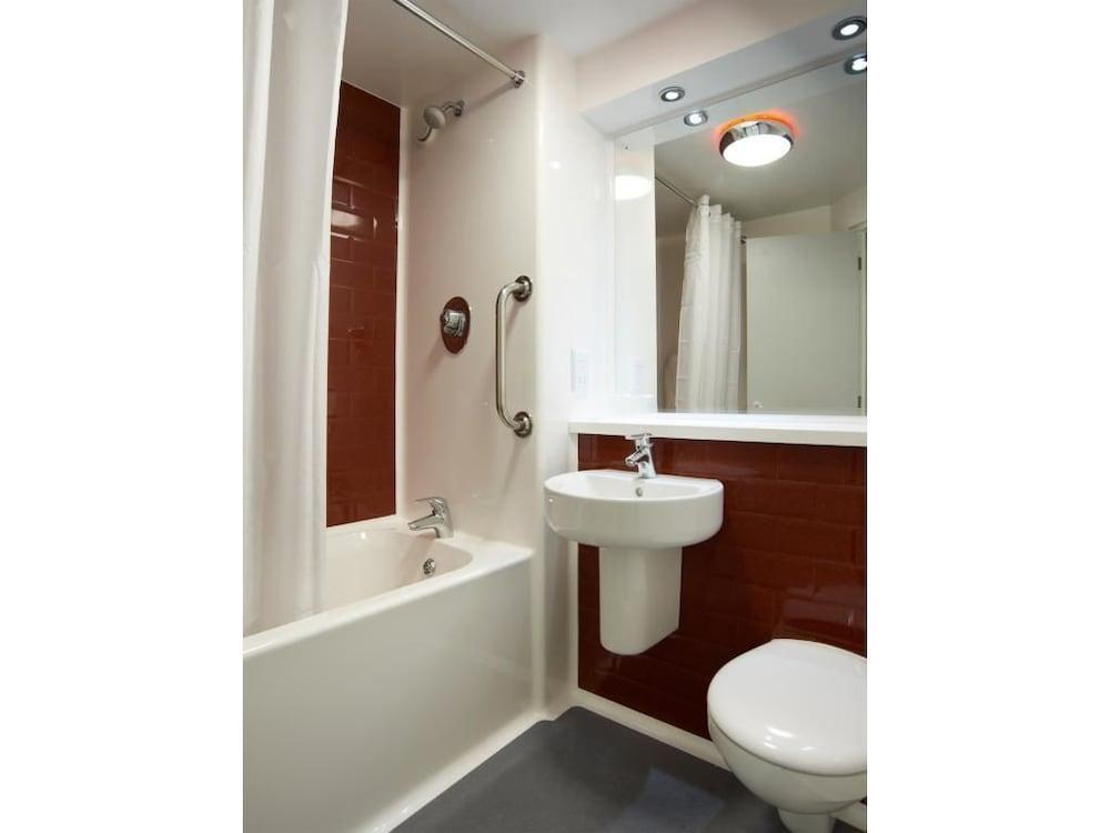 Travelodge Edinburgh Central Waterloo Place Exterior photo