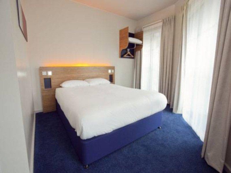 Travelodge Edinburgh Central Waterloo Place Exterior photo